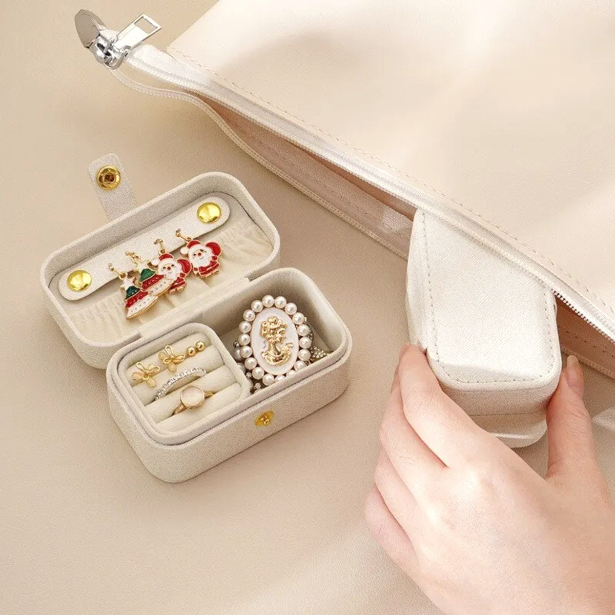 Gioia Travel Jewelry Case in use