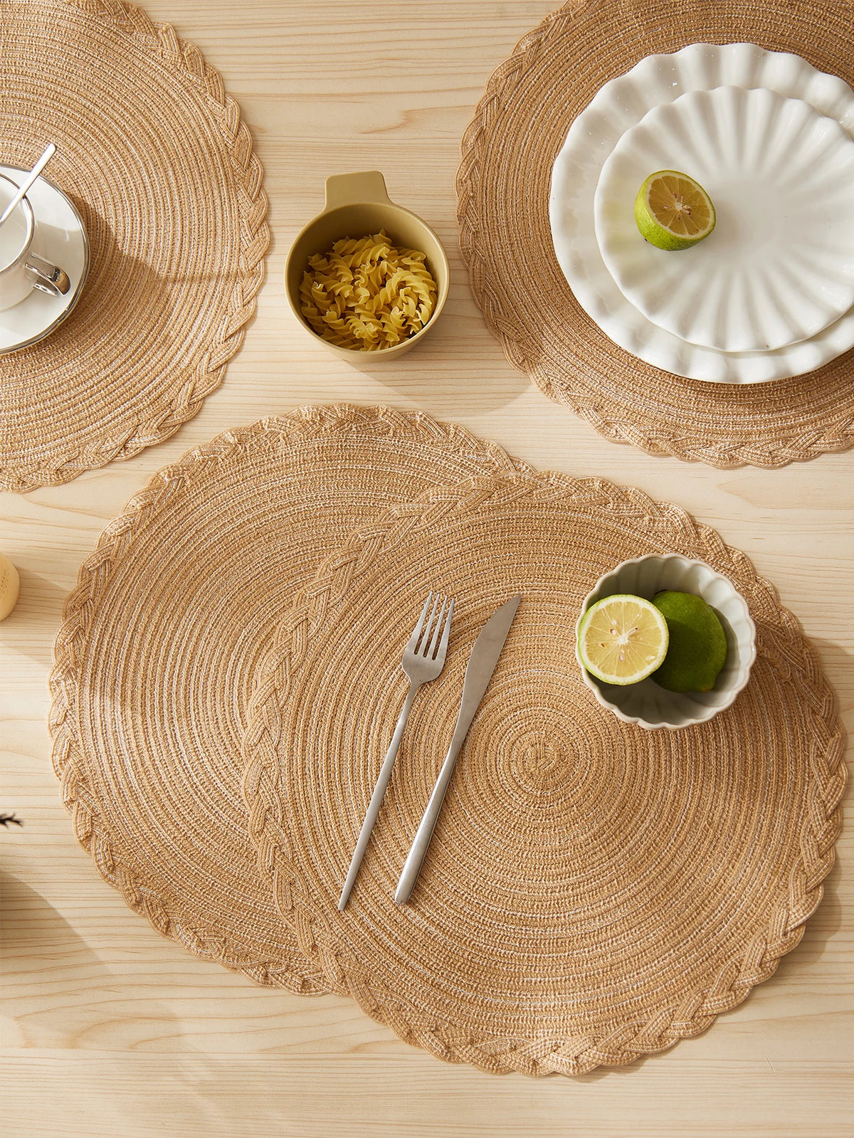 Cerchio placemats with cutlery