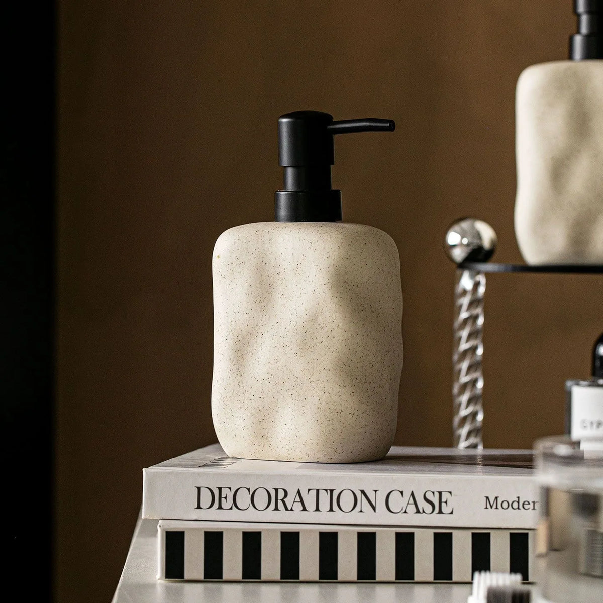 Pietra dispenser with books