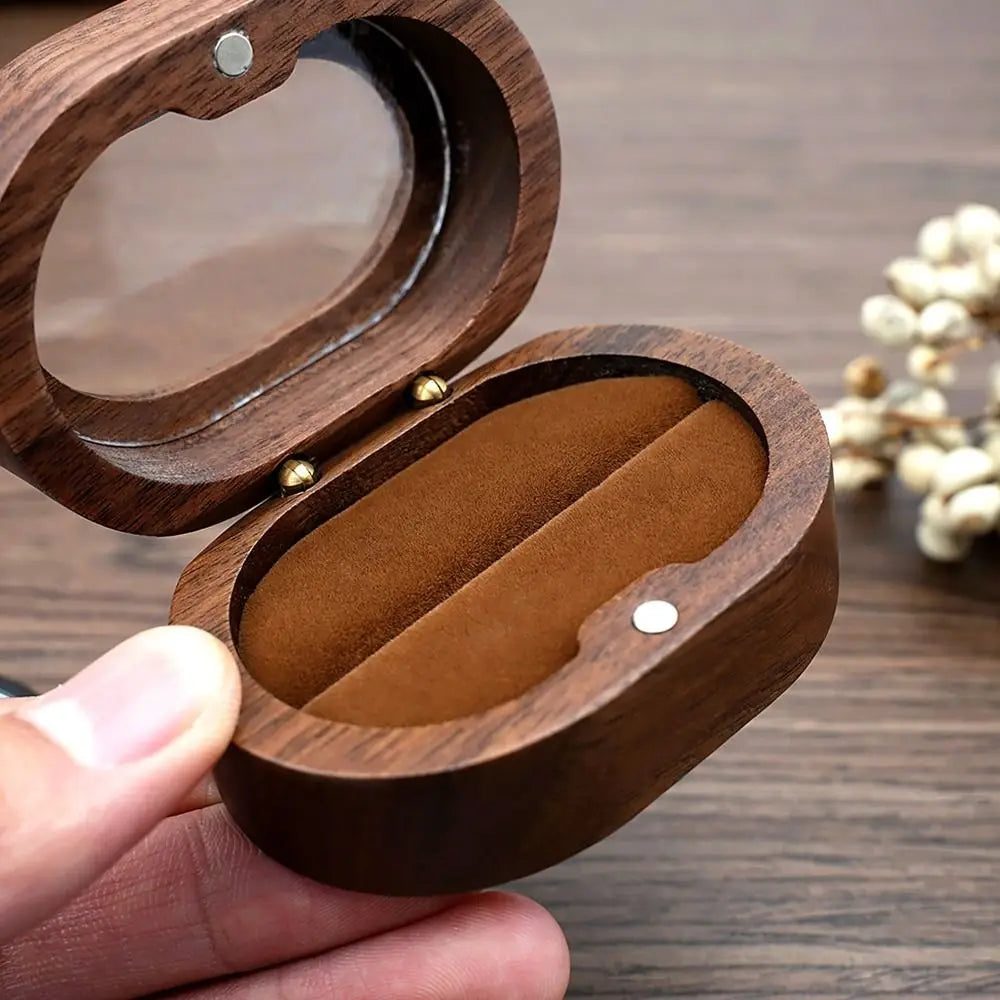 Holding the Promessa ring box