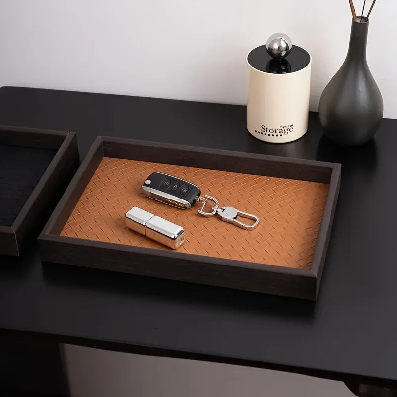 Valletto valet tray with a watch and keys